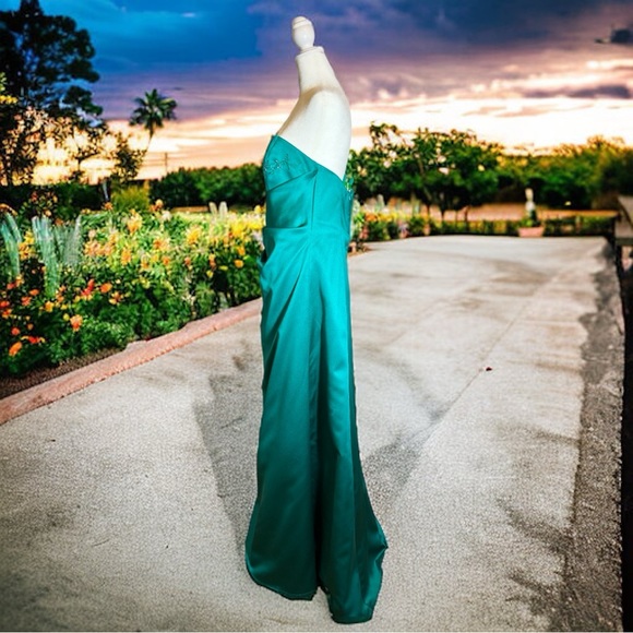 David’s Bridal Emerald Green Bridesmaid/Formal Dress.  Size 12. - Picture 4 of 11